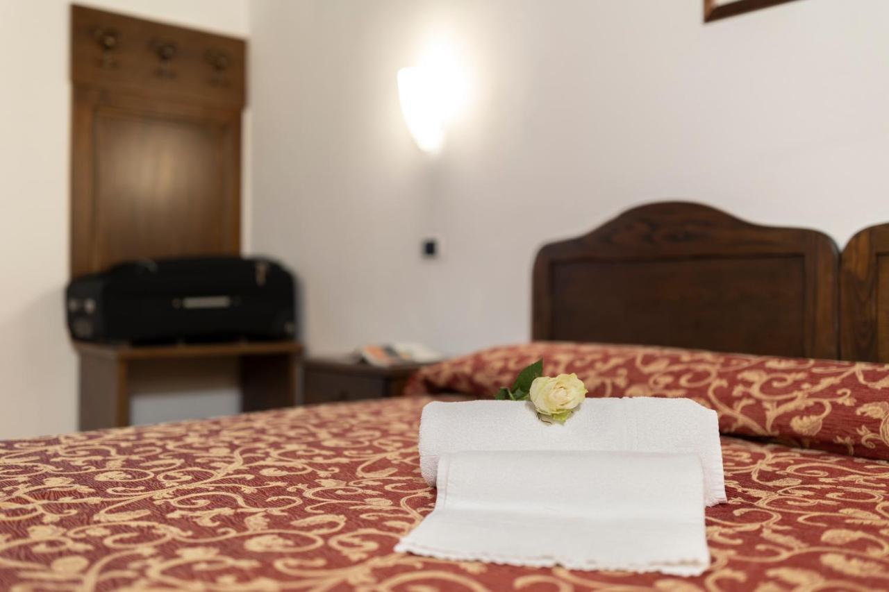 Hotel La Pace Asciano Extérieur photo